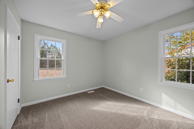 Building Photo - 904 Jennifer Ln