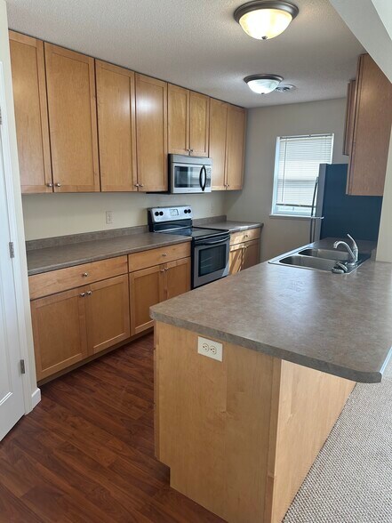 Building Photo - 2407 Oxford Dr SE