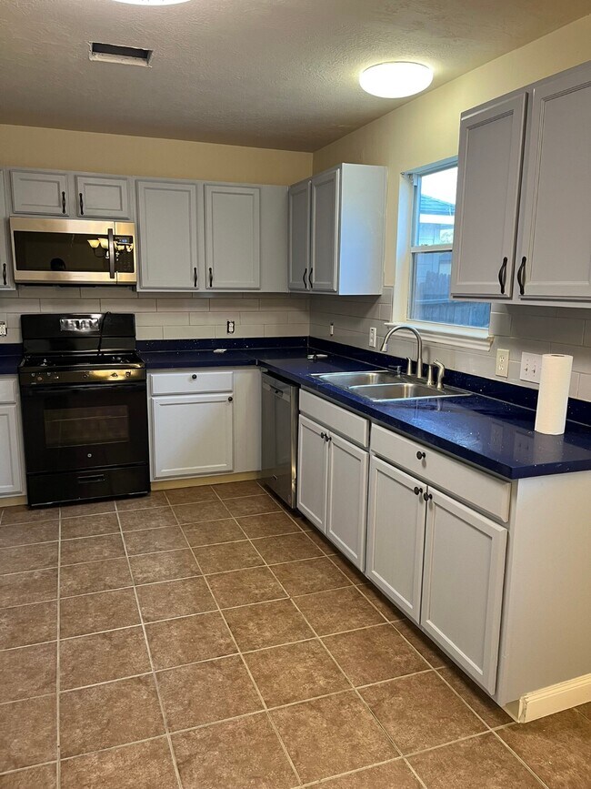 Building Photo - 21650 Falvel Sunset Ct