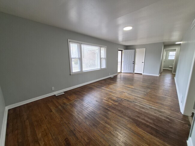 Building Photo - 2703 Kristen Dr E