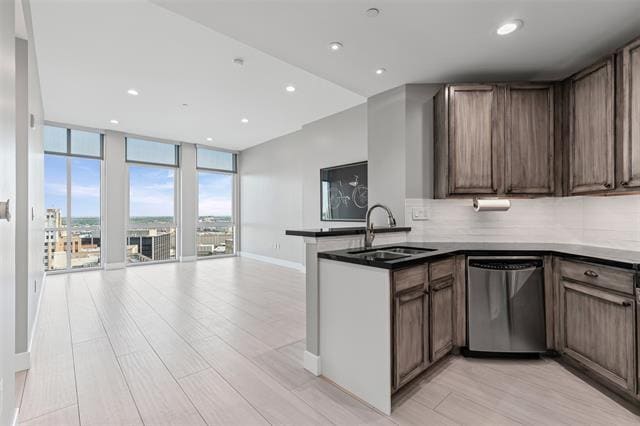 Building Photo - 500 Throckmorton St