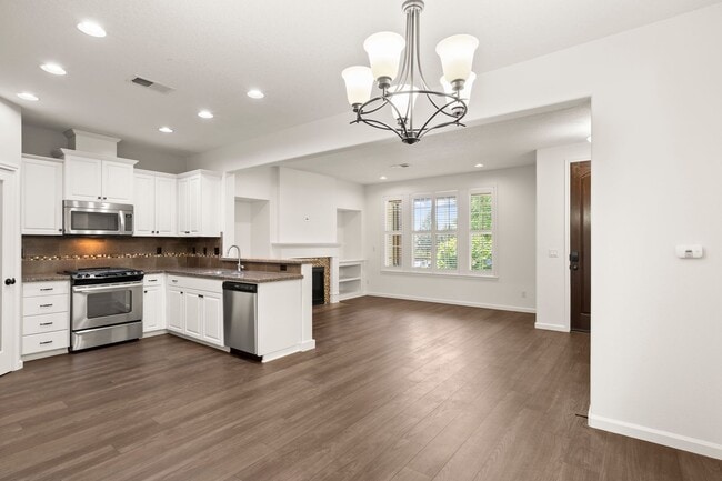 Building Photo - Stunning 3-Bedroom, 2.5-Bath Home in the C...
