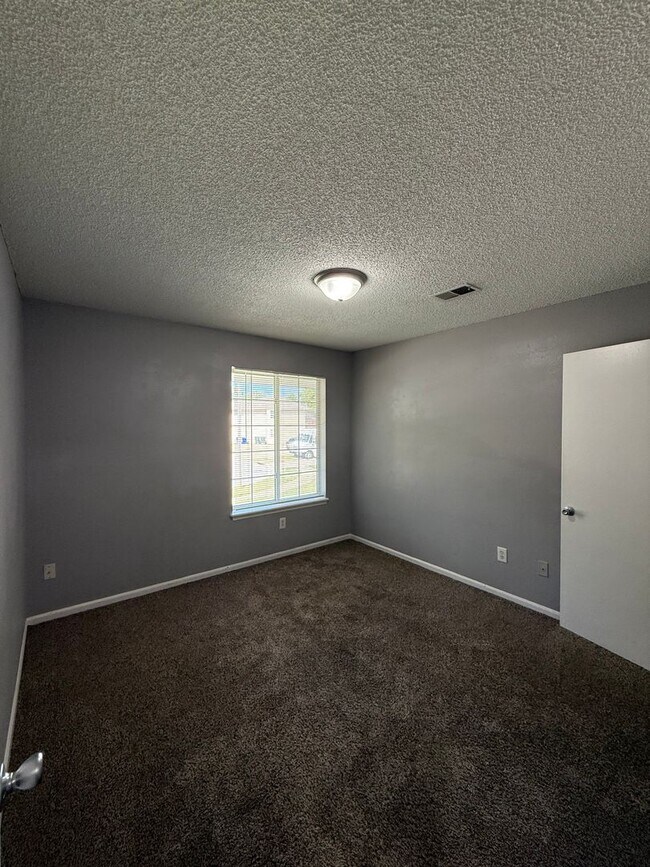 Building Photo - 700 NE Ball Dr