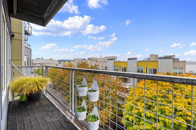 Building Photo - 2Bd/1.75Ba Seattle Condo