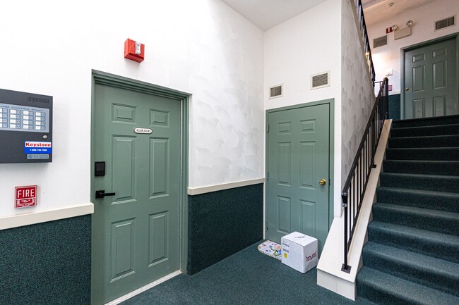 Building Photo - 8120 Stonegate Dr