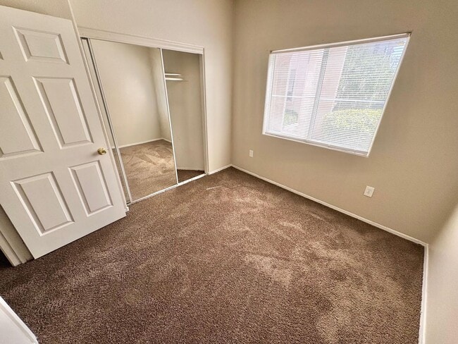 Building Photo - **BEAUTIFUL 3 BEDROOM, 2 BATHROOM DOWNSTAI...