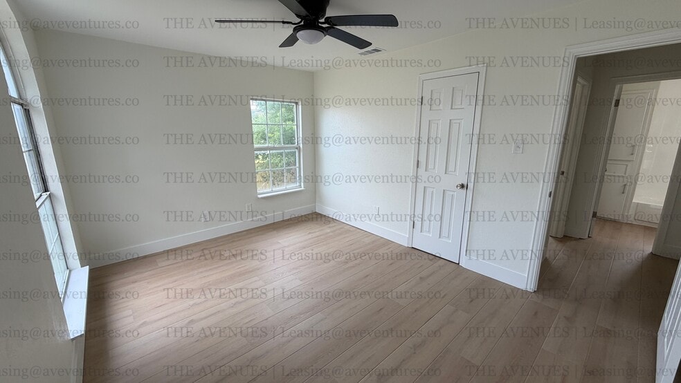 Building Photo - 305 N Oak Cliff Blvd