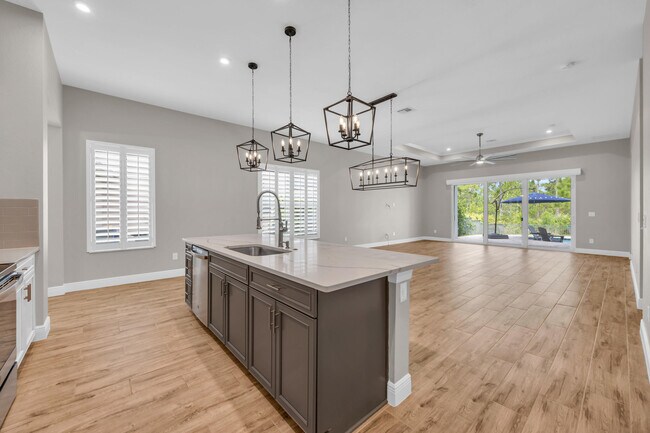 Building Photo - 4720 SW Ardsley Dr