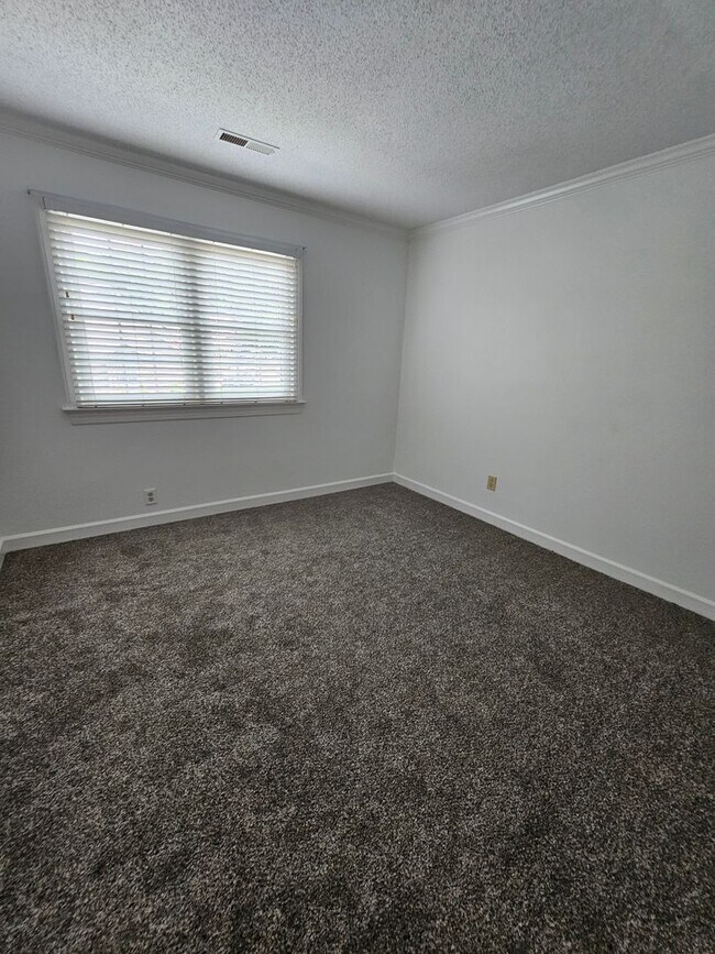 Building Photo - Townhome in Greensboro!