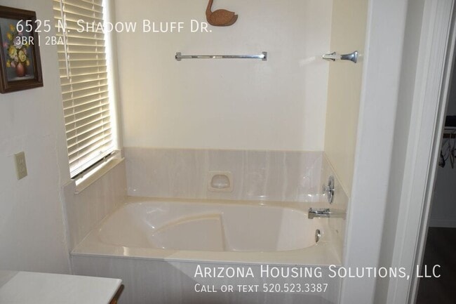 Building Photo - 6525 N Shadow Bluff Dr