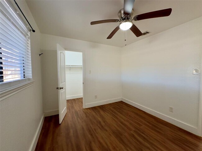 Building Photo - 2110 Meadow Brook Dr
