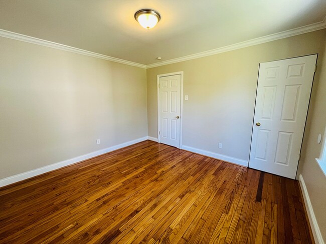 Building Photo - 3 Bed 1 Bath - Harwood Floors