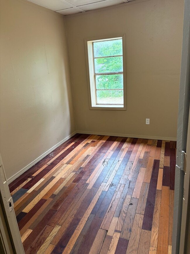 Building Photo - Charming 4-bedroom, 1-bath home located in the heart of Van Buren featuring a spacious layout, ha...