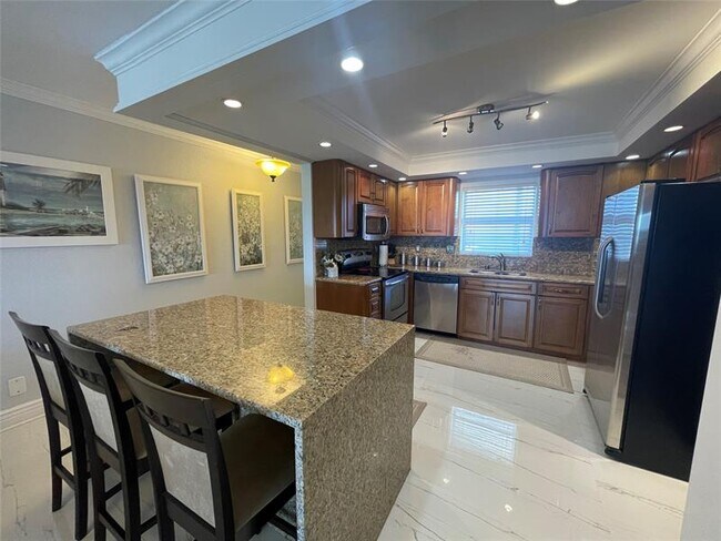 Building Photo - 1160 Hillsboro Mile