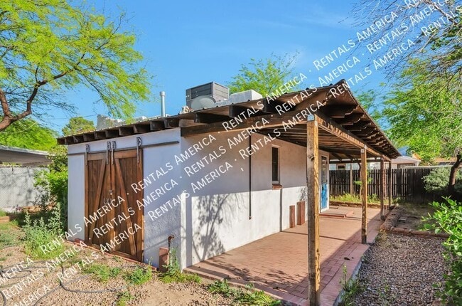 Primary Photo - 121 W Birdman Dr
