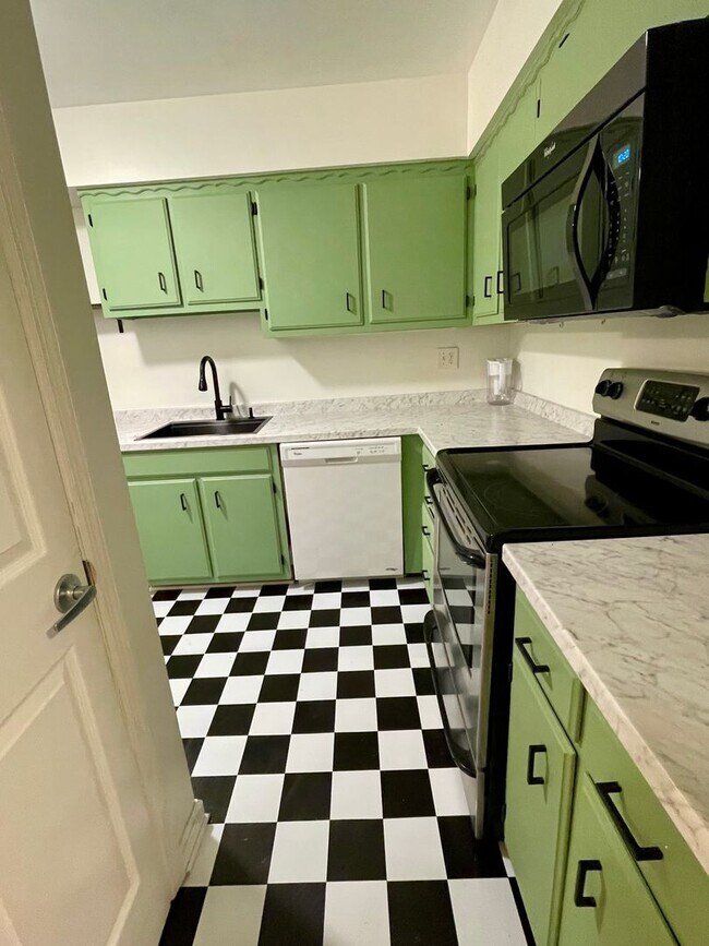 Building Photo - 515 Basswood Ave