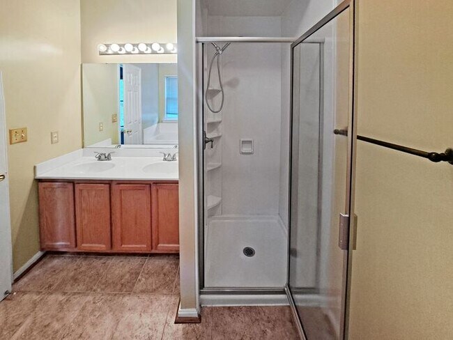 Building Photo - Charming 3-Level Brick Townhome in Waldorf...