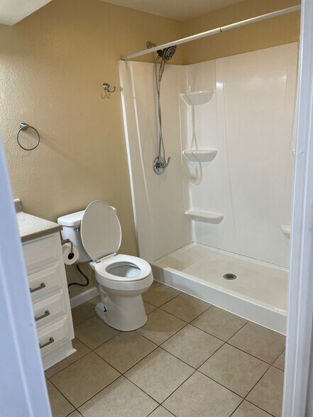 Building Photo - 214 Eagle Ave