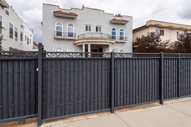 Building Photo - Bright and airy 2-bedroom 2-bath in Mid- City