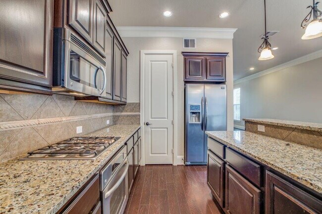 Building Photo - Luxury East Shore Living | Lake Woodlands Views | Near Market Street & Hughes Landing