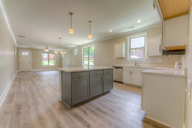 Building Photo - Beautifully Updated 3BR/2BA Home with Modern Finishes & Fenced Yard