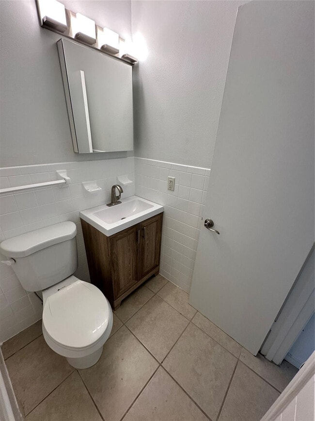 Building Photo - 305 NE 16th St