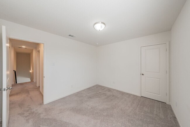 Building Photo - Like new 4 bedroom 2.5 bath in Villages of...