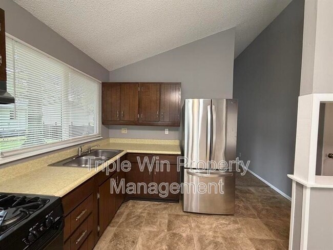Building Photo - 2450 Jenkee Dr