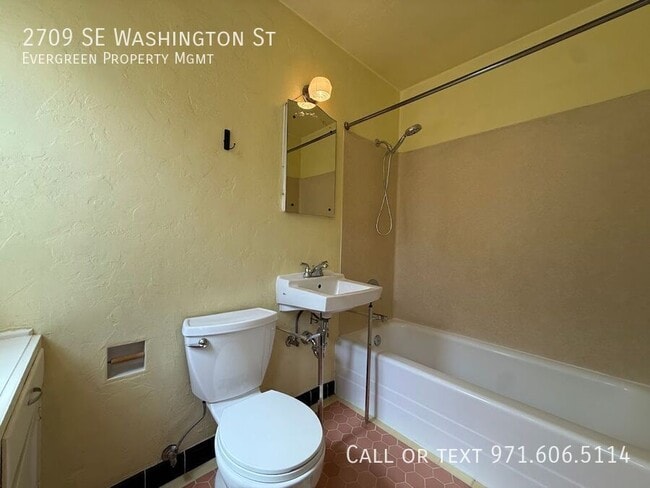Building Photo - 2709 SE Washington St