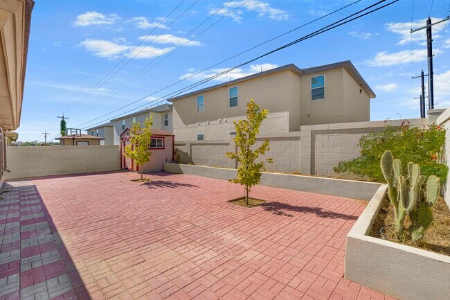 Building Photo - 902 La Rosita