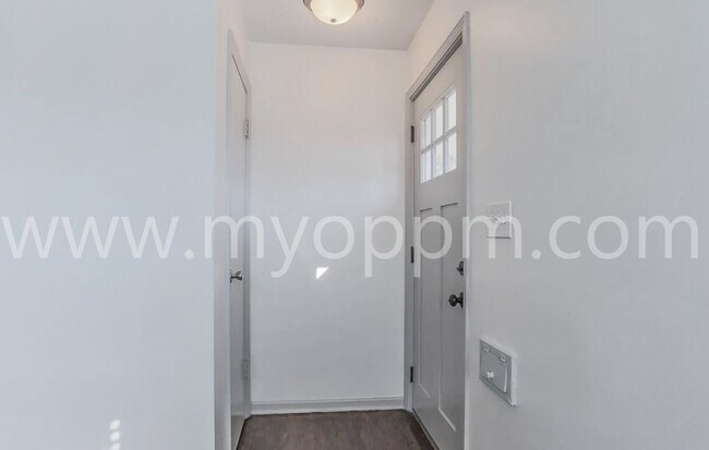 Building Photo - 4360 Davenport St