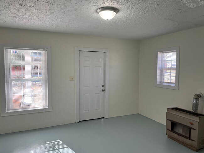 Building Photo - 1 Bedroom 1 Bath Triplex Call Burlington Rentals tom set up a viewing 336-228-7368