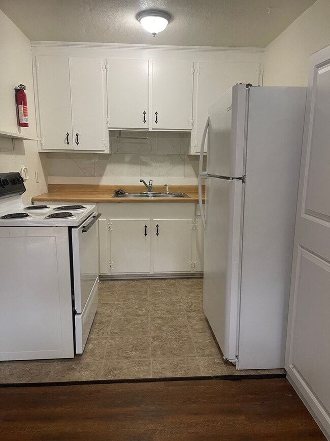 Building Photo - One bedroom, 1 bath Apartment on Airport Drive!