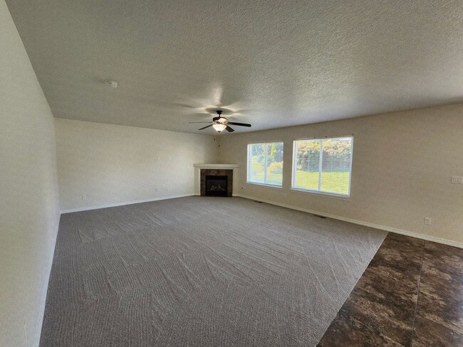 Building Photo - 1/2 off First Month's Rent- South Richland Location, 3 bed, 2.5 ba + Bonus Room