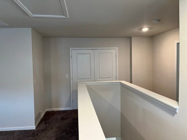 Building Photo - 315 Liliana Dr