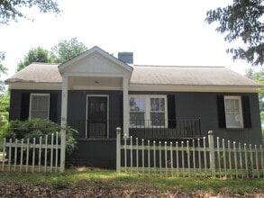 Building Photo - 3 Bedroom Walkable to Campus Pre-Leasing f...