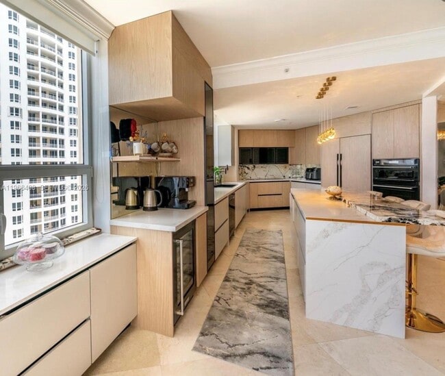 Building Photo - 848 Brickell Key Dr