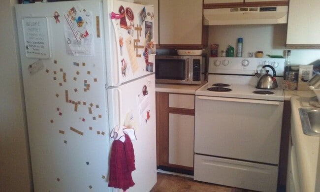 Building Photo - 4 Bed 2 Bath Condo Available Summer 2026