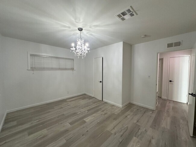 Building Photo - Completely remodeled and located on a quiet tree lines street in a beautiful pocket of Winnetka