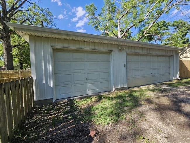 Building Photo - 903 N Cedar St
