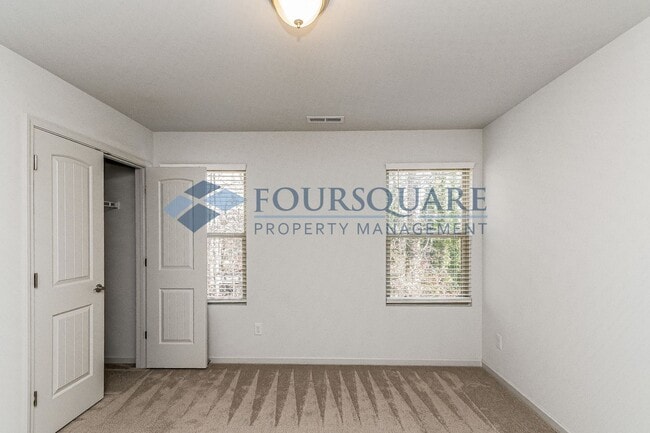 Building Photo - Spacious 3-Bed / 2.5-Bath Townhome with Open Floor Plan & Assigned Parking – Convenient to Downto...