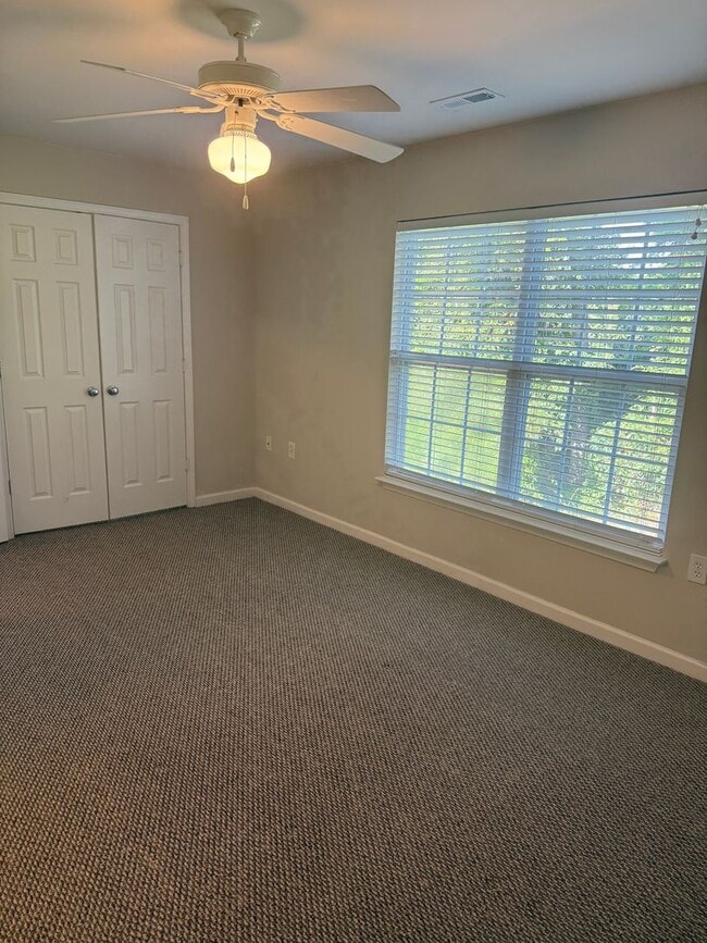 Building Photo - Adorable 2 Bedroom Convenient to Battlegro...