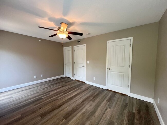 Building Photo - 2 Bedroom/2 Bathroom Oakridge Apartments U...