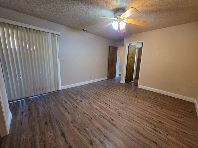 Building Photo - 2 bedroom 1 bathroom condo near Country Club!