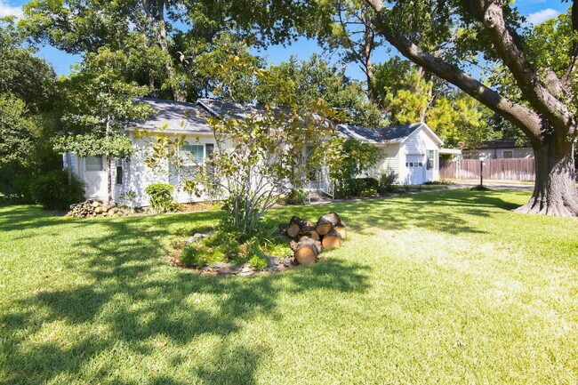 Building Photo - "Adorable 2-Bedroom, 1-Bath in Home with Beautiful Oak Floors, Spacious Yard and Lawn Service Inc...