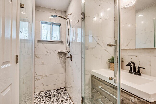 Building Photo - 9 Regent Ct