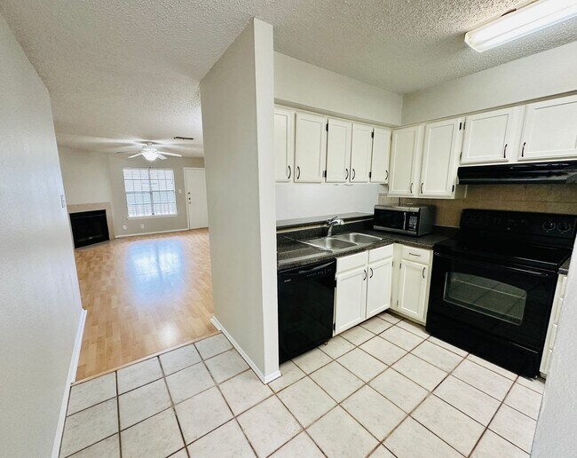 Building Photo - Charming 2BR/2BA Condo in South Congress -...