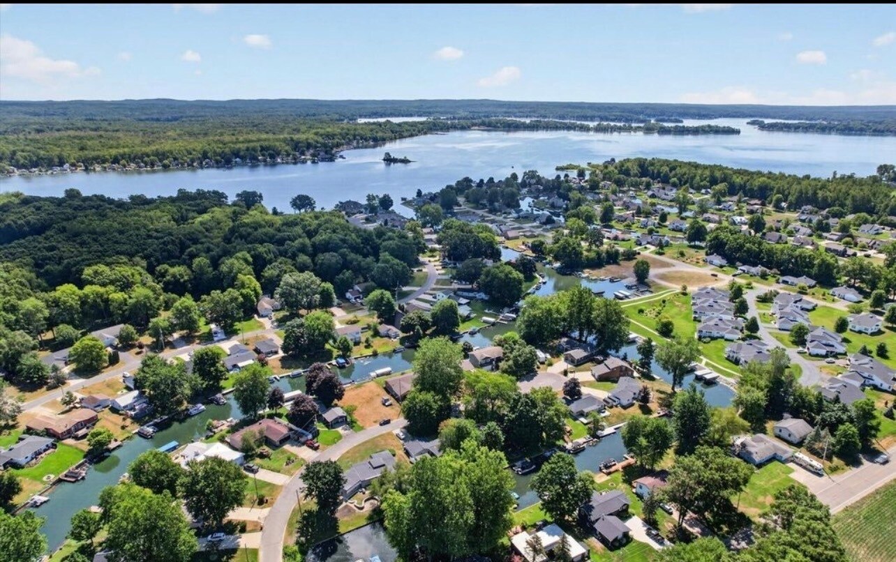 Building Photo - 2027 Island Dr