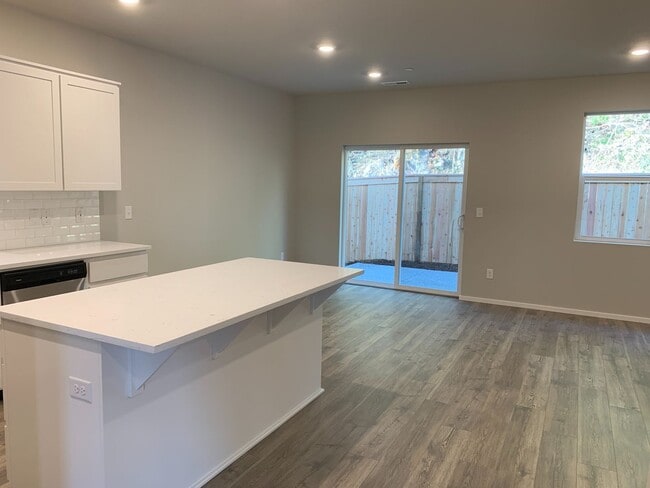 Building Photo - Gorgeous  4 Bed 2.5 Bath Home in Camas! Union School District! Laminate Floors Throughout Main! S...