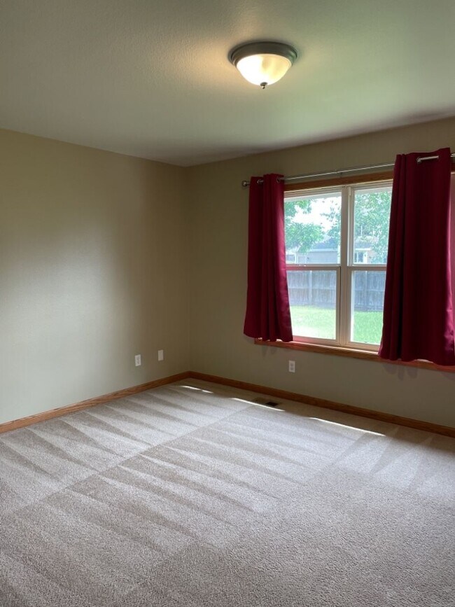 Building Photo - 4 Bed 2.5 Bath Home in Windsor